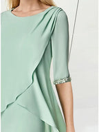 فساتين أم العروس ضيقة/عمودية برقبة مزينة بالجواهر وطول الركبة بأكمام نصفية مع تطريز وتجمعات