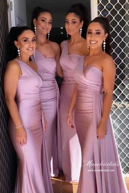 Vestidos de dama de honor largos de sirena de satén de seda con un solo hombro y cola 