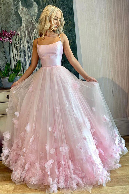 Vestido de fiesta de tul rosa con tirantes finos y corte en A