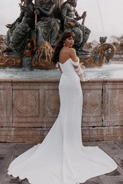 Vestidos de novia sencillos de satén con corte sirena largo y hombros descubiertos