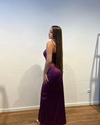 Abito da sera semplice lungo a sirena con spalline sottili, scollo a V e senza maniche, con spacco