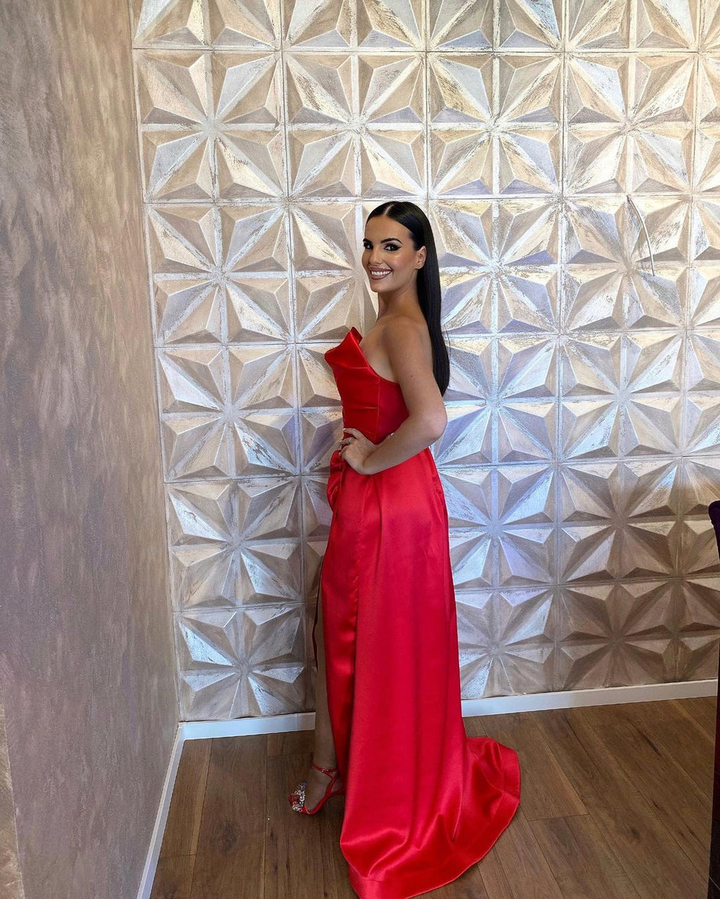 Vestido de Festa Simples Longo Vermelho em Cetim, Sem Mangas, Comprimento Até ao Chão, Corte em A com Fenda