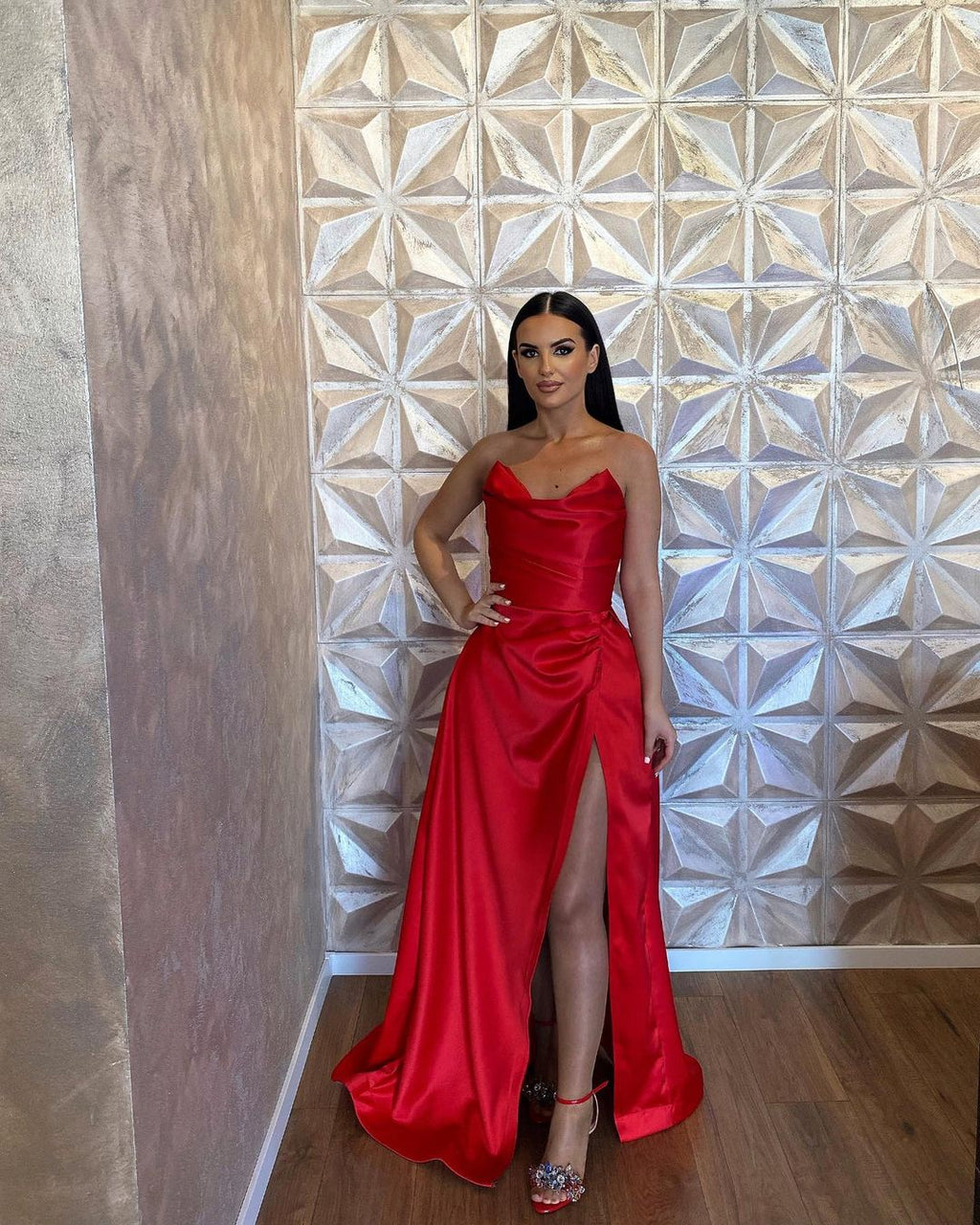 Vestido de Festa Simples Longo Vermelho em Cetim, Sem Mangas, Comprimento Até ao Chão, Corte em A com Fenda