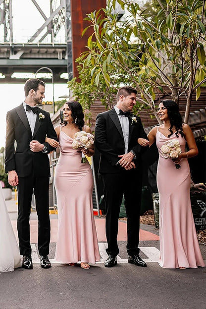 Vestido de dama de honor sencillo en rosa claro con escote vuelto y tirantes finos 