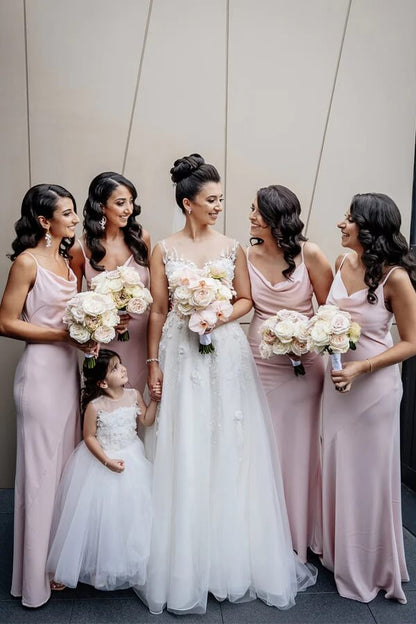 Vestido de dama de honor sencillo en rosa claro con escote vuelto y tirantes finos 