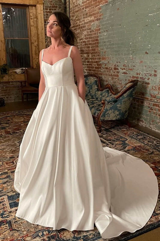 Schlichtes elfenbeinfarbenes Brautkleid mit breiten Trägern und Taschen