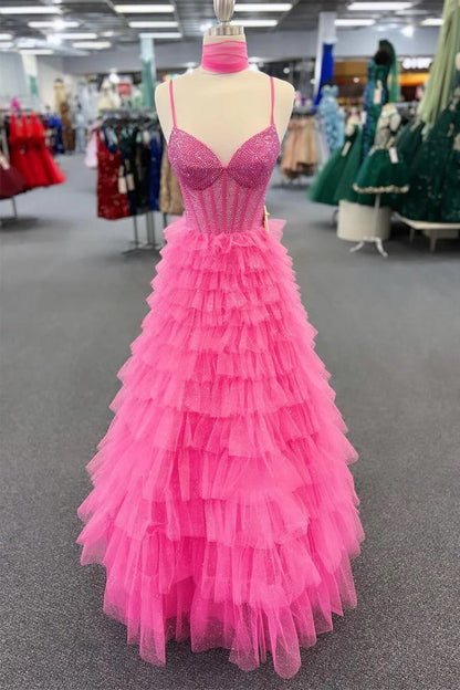 Vestido de fiesta largo rosa intenso con tirantes finos, cuentas y capas