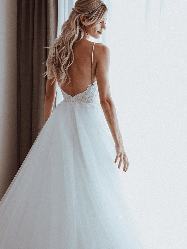 Robes de mariée en tulle ligne A à bretelles spaghetti ornées d'appliques perlées