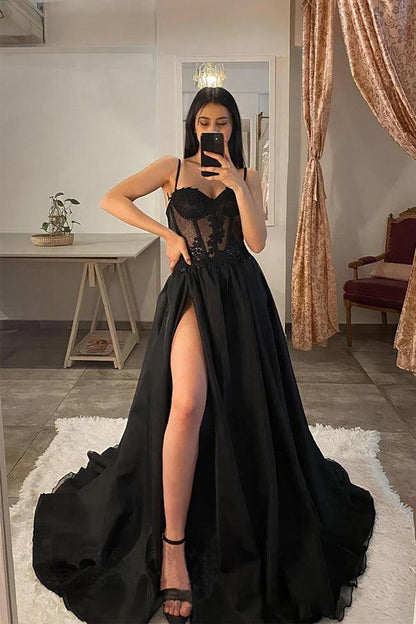 Vestidos de fiesta negros con tirantes finos, abertura en el muslo y apliques de encaje
