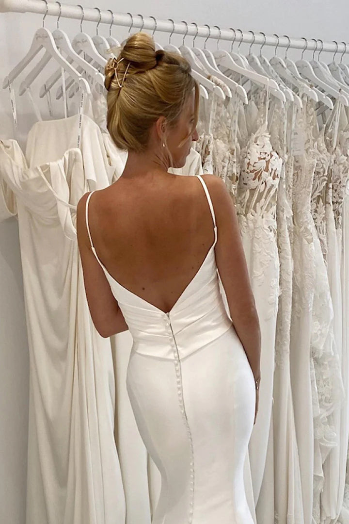 Robe de mariée sirène simple en satin à plis avec bretelles spaghetti et encolure en V