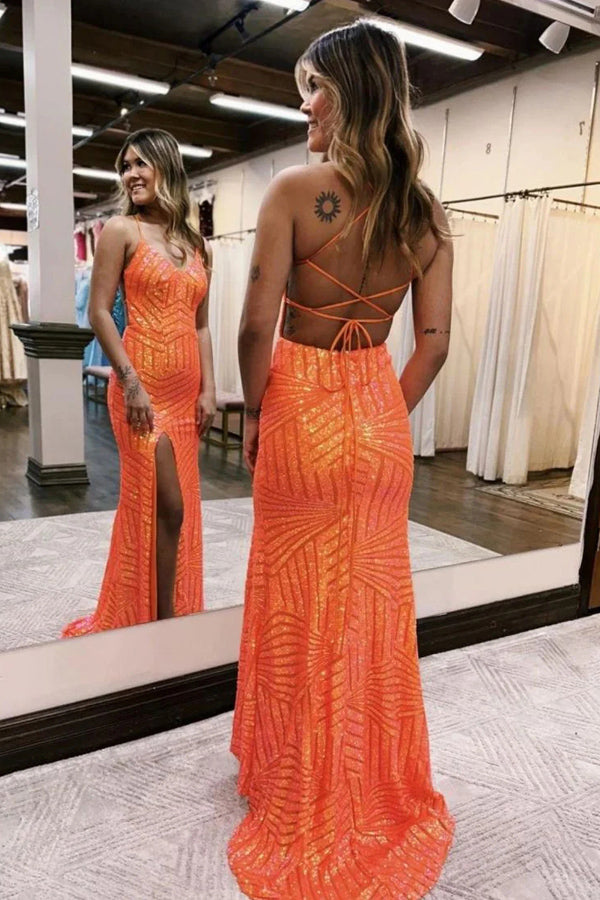 Vestido de fiesta largo con lentejuelas brillantes en color naranja y purpurina con abertura