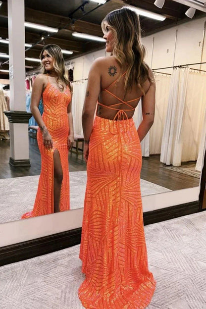 Vestido de fiesta largo con lentejuelas brillantes en color naranja y purpurina con abertura