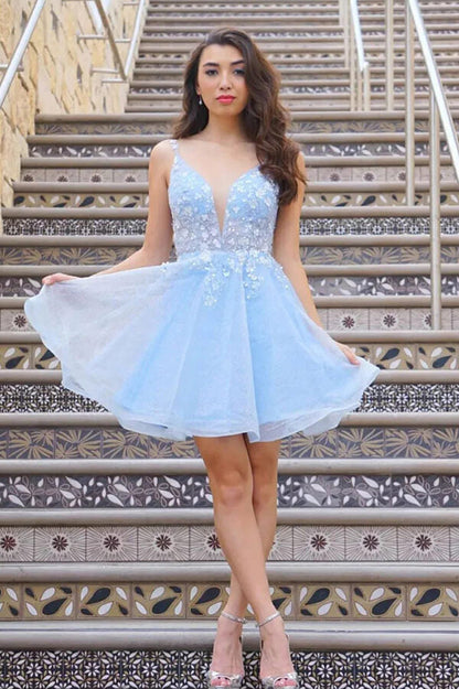Vestidos de fiesta de tul azul cielo brillante con escote en V y línea A con flores.