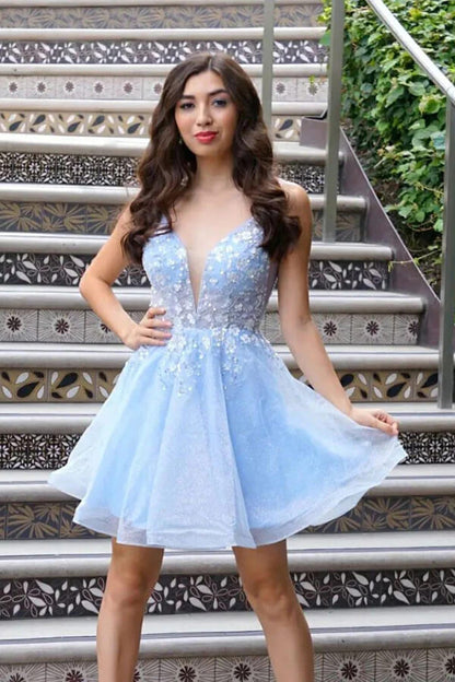 Vestidos de fiesta de tul azul cielo brillante con escote en V y línea A con flores.