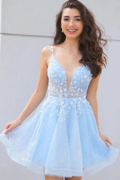 Vestidos de fiesta de tul azul cielo brillante con escote en V y línea A con flores.