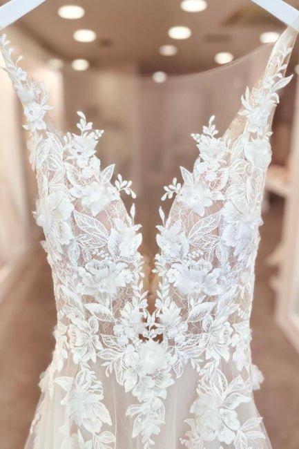 Abito da sposa con scollo a cuore, spalline sottili, senza maniche, in tulle, linea a trapezio con applicazioni e apertura frontale divisa