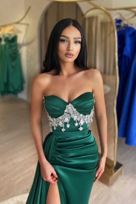 Abito da sera senza maniche a linea ad A con scollo a cuore, tinta verde scuro divisa sul davanti, decorato con perline