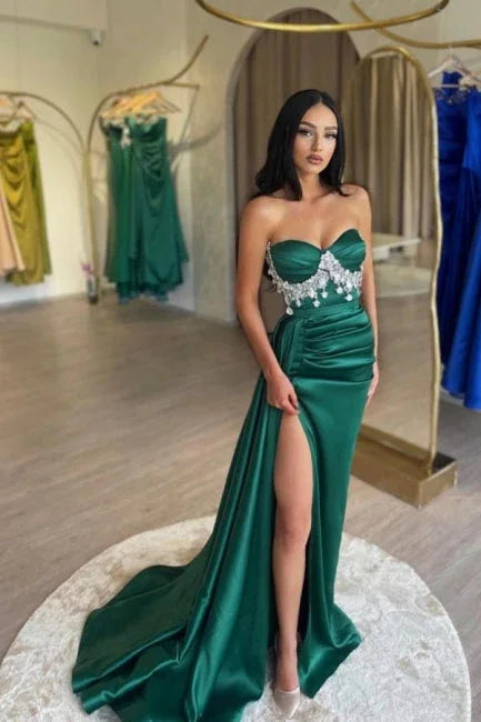 Abito da sera senza maniche a linea ad A con scollo a cuore, tinta verde scuro divisa sul davanti, decorato con perline