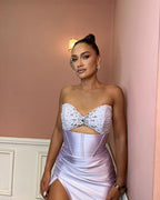 Vestido de Baile Sem Mangas com Fenda Frontal em Cauda de Sereia e Bordados com Contas