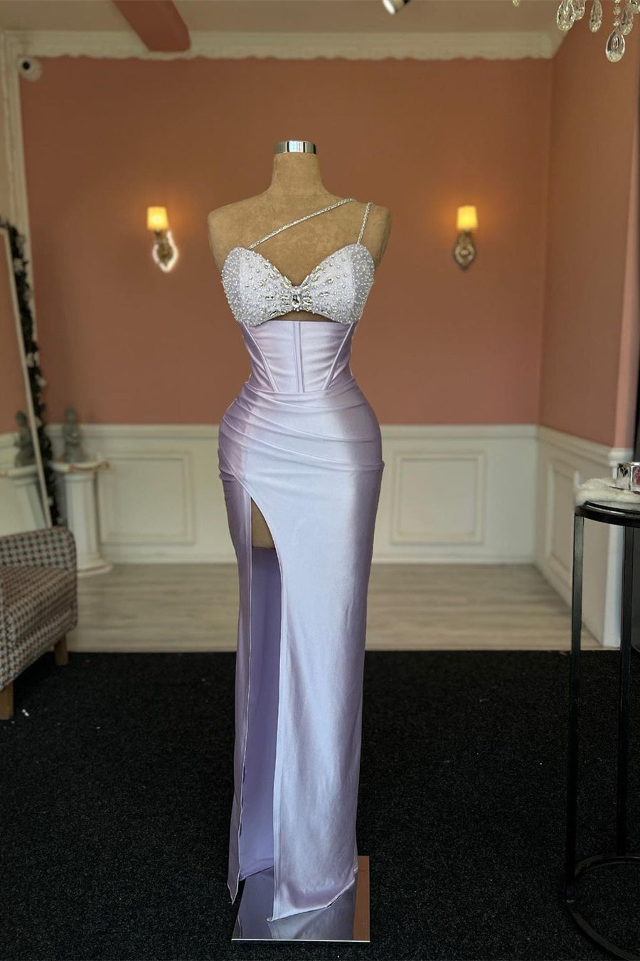 Vestido de fiesta sin mangas con escote sirena y abertura frontal con cuentas