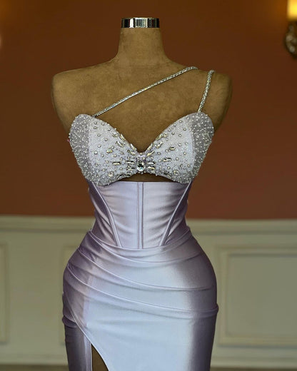 Vestido de fiesta sin mangas con escote sirena y abertura frontal con cuentas