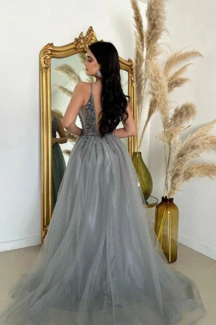 Abito da sera senza maniche in tulle lungo fino a terra, con scollo a V diviso sul davanti, linea a trapezio e spalline sottili, decorato con perline