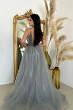 Abito da sera senza maniche in tulle lungo fino a terra, con scollo a V diviso sul davanti, linea a trapezio e spalline sottili, decorato con perline