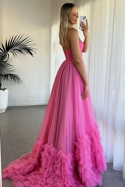 Vestido de fiesta largo fucsia de tul con volantes y corsé sin tirantes