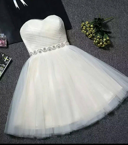 Vestido de fiesta corto rosa ruborizado con escote corazón y sin tirantes