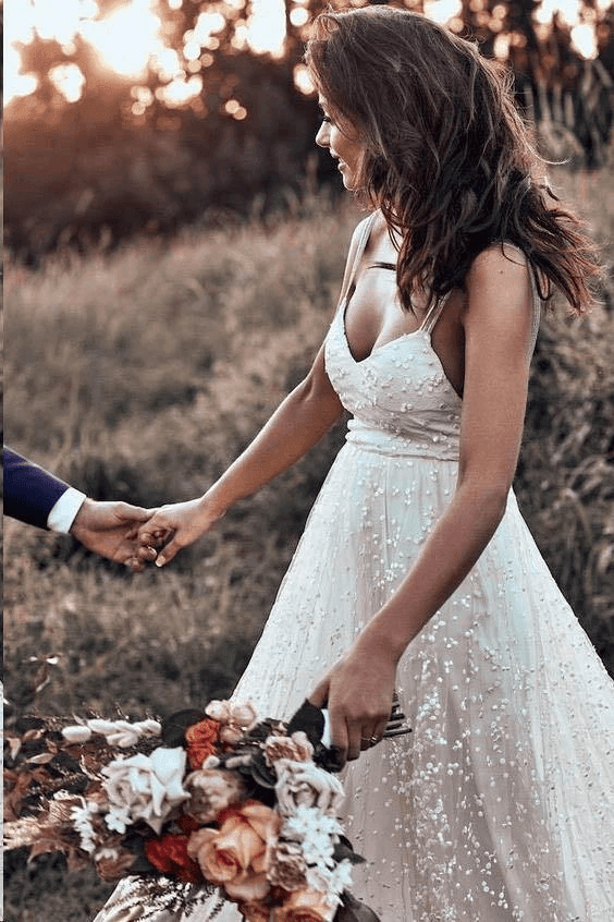 Abito da sposa rustico semplice con spalline, schiena scoperta, pizzo, linea a trapezio e strascico lungo