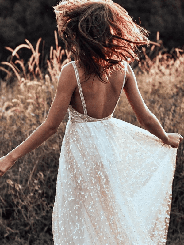 Abito da sposa rustico semplice con spalline, schiena scoperta, pizzo, linea a trapezio e strascico lungo