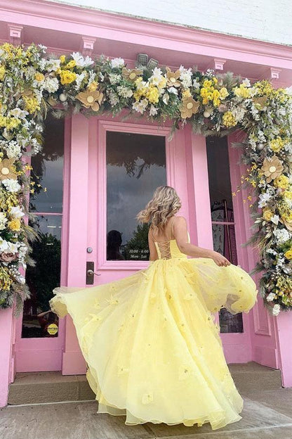 Vestido de fiesta amarillo con tirantes, corpiño de tul, flores 3D y cordones en la espalda