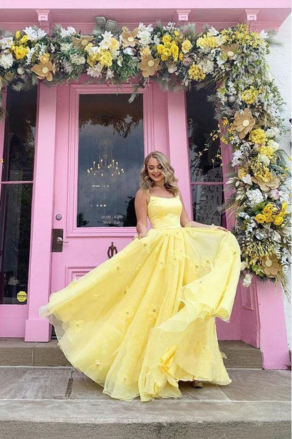 Vestido de fiesta amarillo con tirantes, corpiño de tul, flores 3D y cordones en la espalda