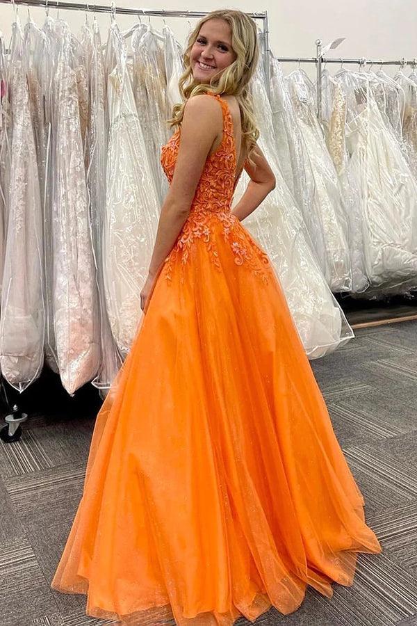 Impresionante vestido de fiesta largo naranja con escote en V y apliques.