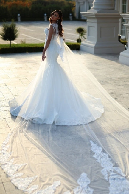 Weißes Brautkleid im Meerjungfrauenstil mit Herzausschnitt und Hofschleppe