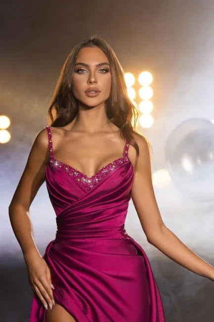 Abito da sera lungo fino a terra a sirena, senza maniche, con spacco alto e volant, elegante e seducente