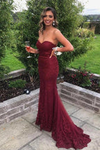 Robe de bal bordeaux en dentelle sirène sans bretelles pour soirée