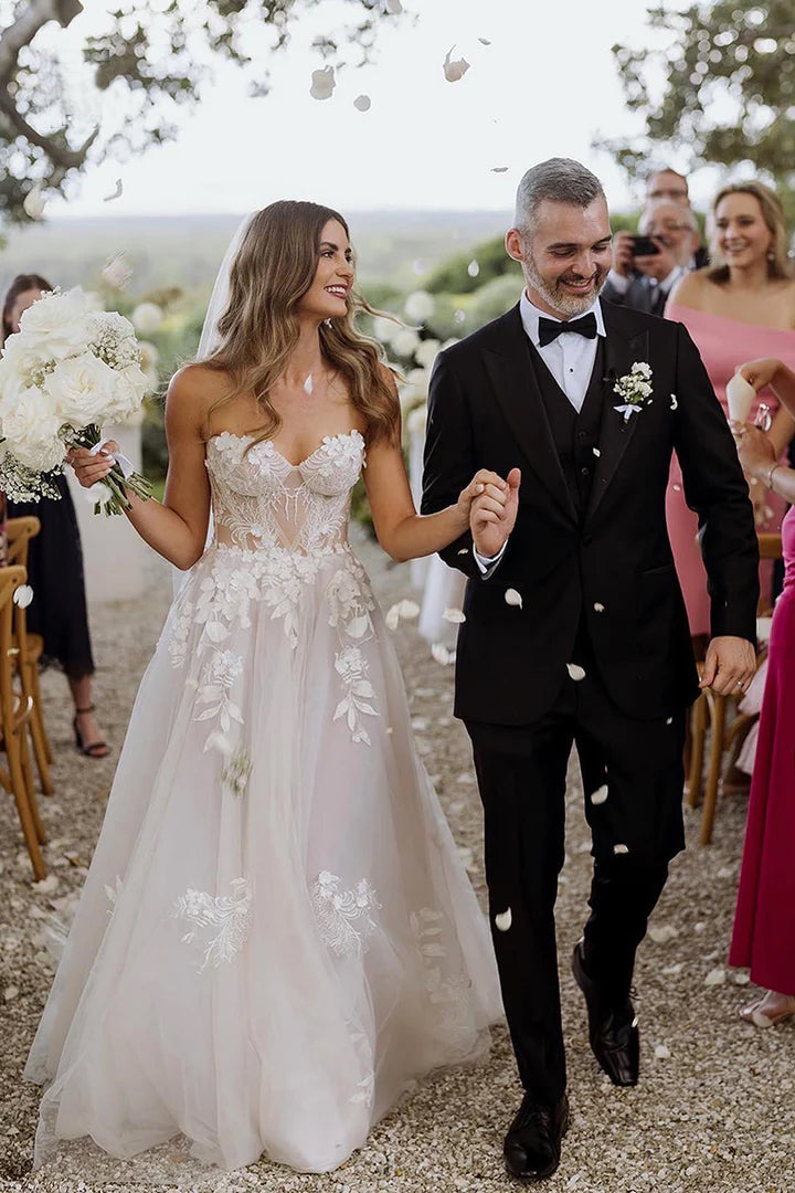 Vestido de novia bohemio de encaje con apliques y sin mangas de escote corazón