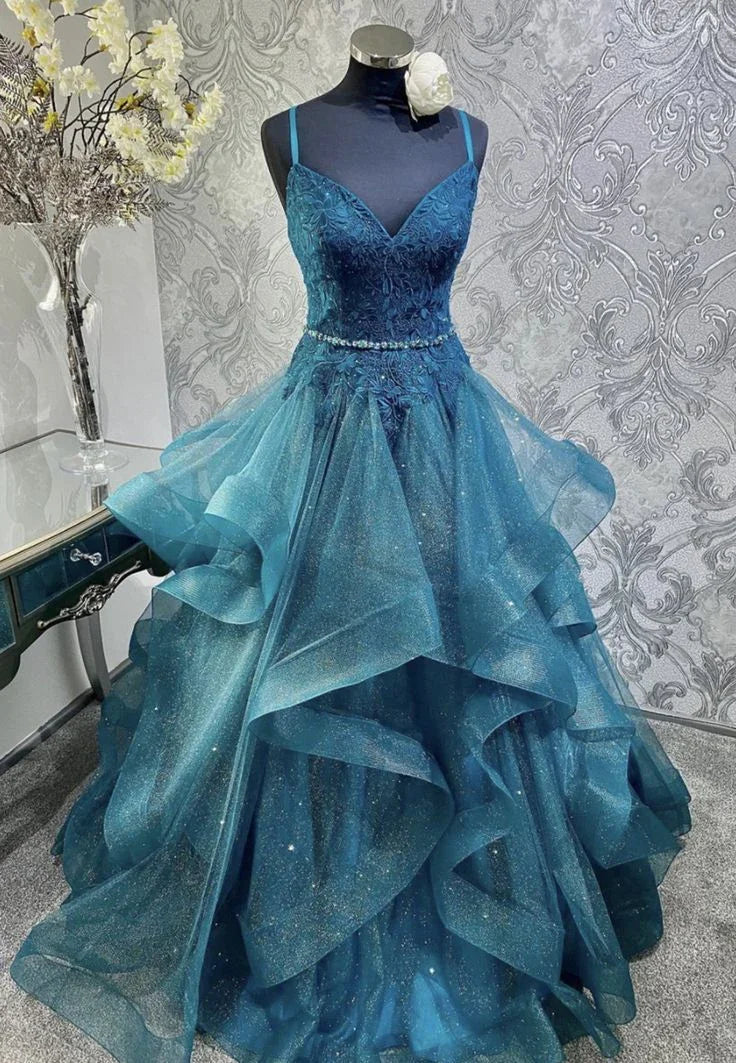 Abito lungo da sera blu lucente con scollo a V, applicazioni in tulle e paillettes, spalline sottili Y8051