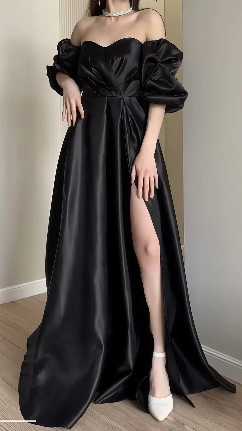 Elegante abito da sera lungo nero con scollo a cuore e spalle scoperte, linea a trapezio, maniche a sbuffo e spacco Y8283