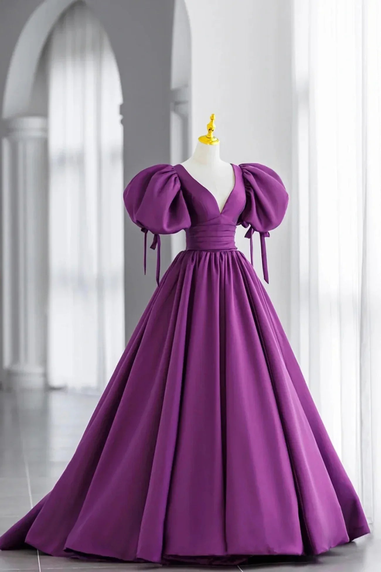Langes Ballkleid aus Satin mit violetten Puffärmeln und V-Ausschnitt Abendkleid Y856