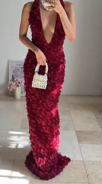 Splendido abito lungo da sera a tubino con scollo profondo a V, fiori di rosa bordeaux, modello Y8504