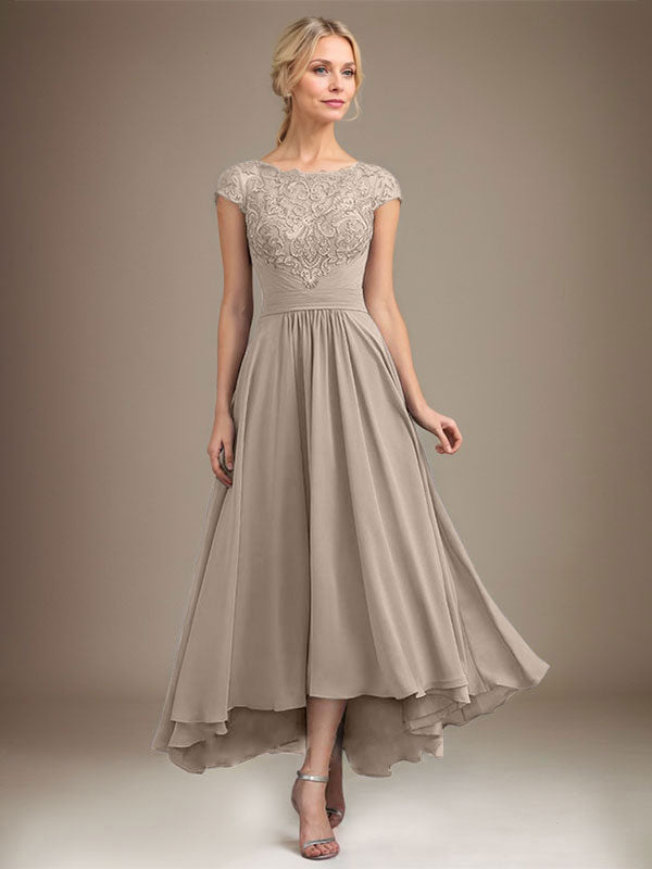 Robe de mère de la mariée en mousseline de soie à dentelle asymétrique illusion en décolleté arrondi et coupe en A avec plis