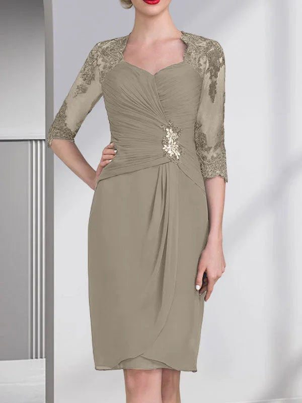 Robe de mère de la mariée en mousseline, longueur genou, coupe fourreau/colonne, ornée de perles, appliques en dentelle, paillettes et plis