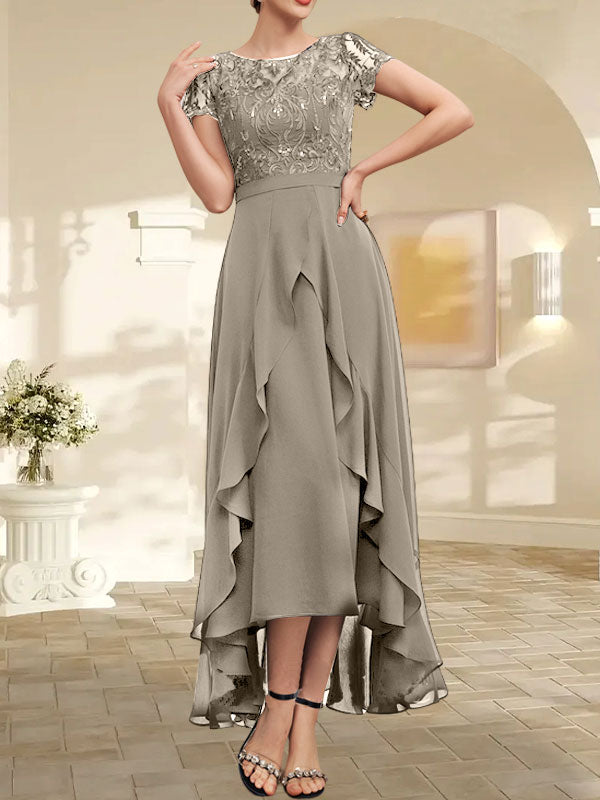 Robe de mère de la mariée en mousseline et dentelle asymétrique illusion à encolure dégagée, coupe en A, avec nœud, volants et paillettes