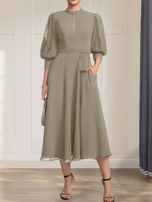 Robe de mère de la mariée en dentelle et mousseline, longueur thé, col montant, coupe en A avec nœud