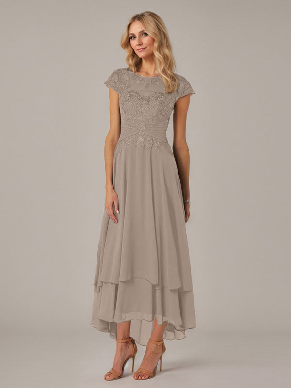 Robe de mère de la mariée en dentelle en mousseline asymétrique à encolure bateau illusion et plis avec appliqué, coupe en A