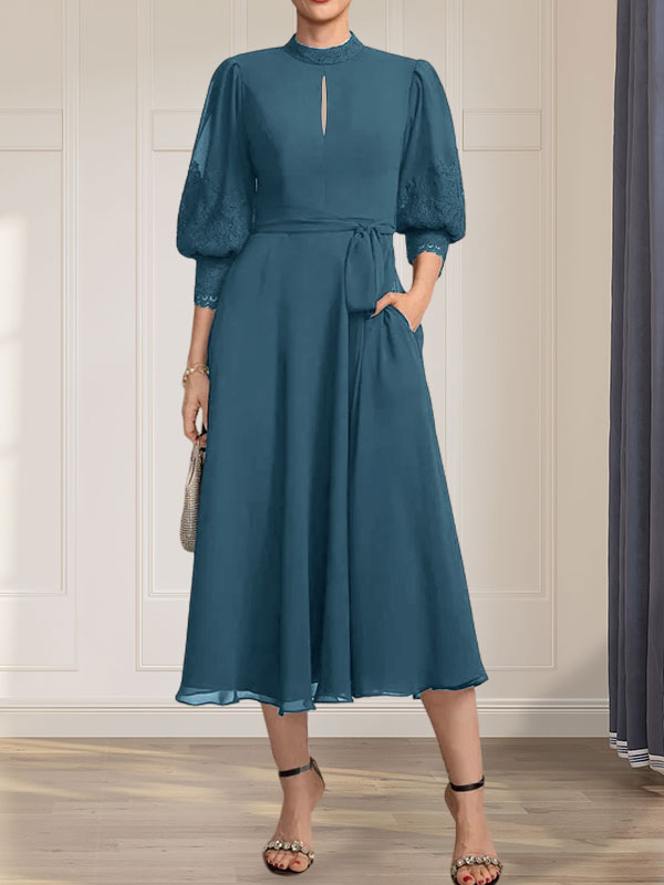 Robe de mère de la mariée en dentelle et mousseline, longueur thé, col montant, coupe en A avec nœud