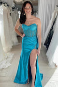 Teal Etuikleid aus Seidensatin mit Perlen, trägerlos, mit Schlitz, Partykleid
