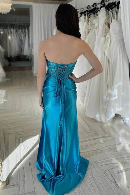 Vestido de fiesta de satén de seda verde azulado, sin tirantes, con cuentas y abertura.